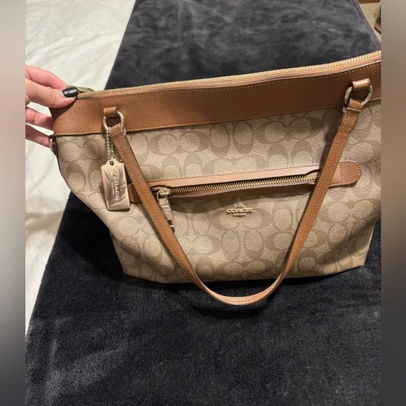 Coach Tote Purse - Picture 4 of 7